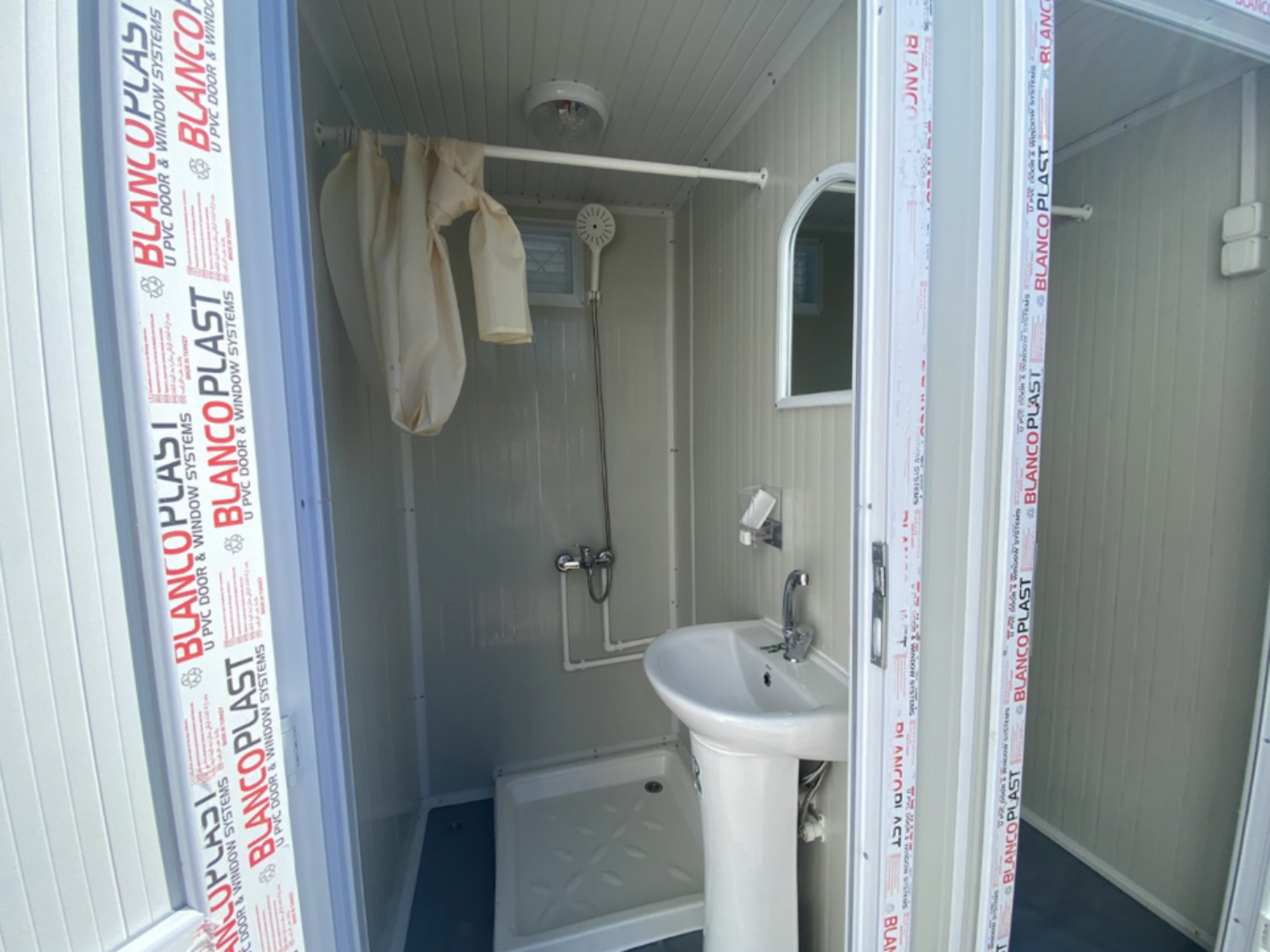 Sanitaire cabine van 1,30 x 2,05 m met dubbele douche