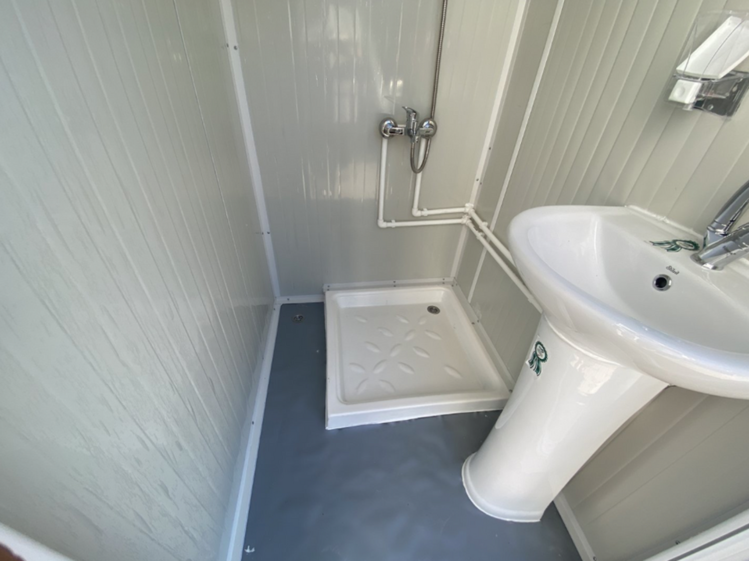 Sanitaire cabine van 1,30 x 2,05 m met dubbele douche