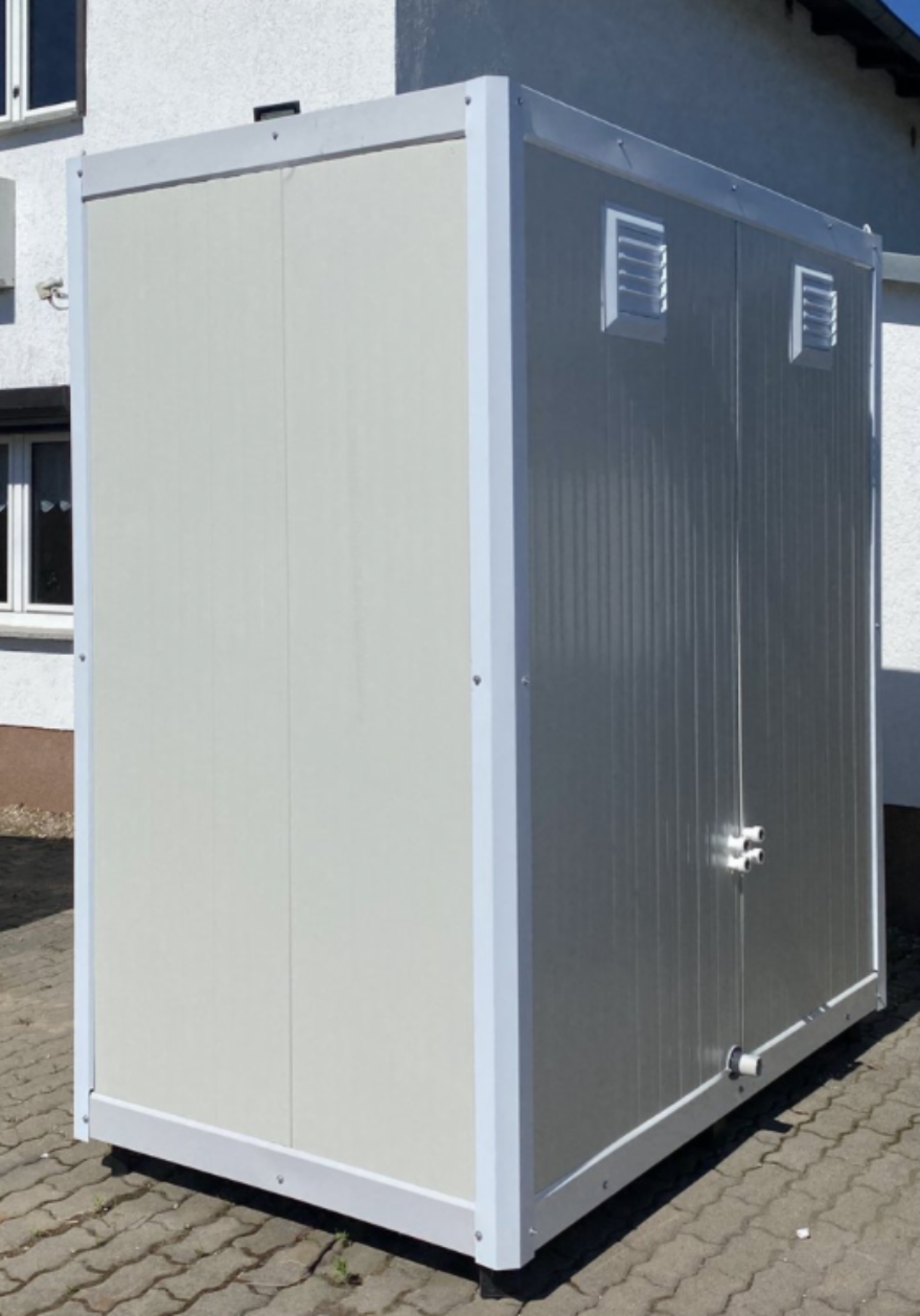 Sanitaire cabine van 1,30 x 2,05 m met dubbele douche