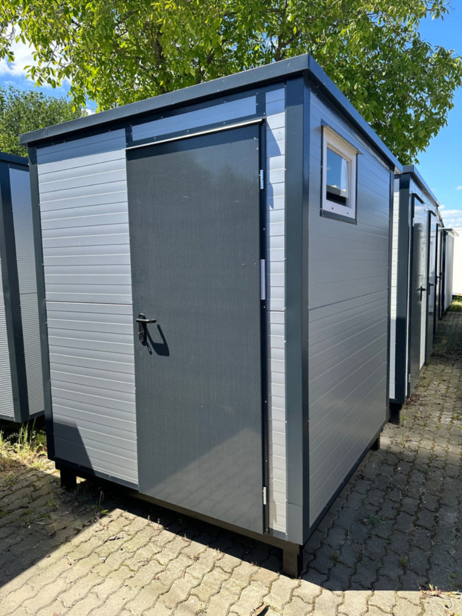Sanitaire container 2,00 x 2,00 m met toilet en urinoir