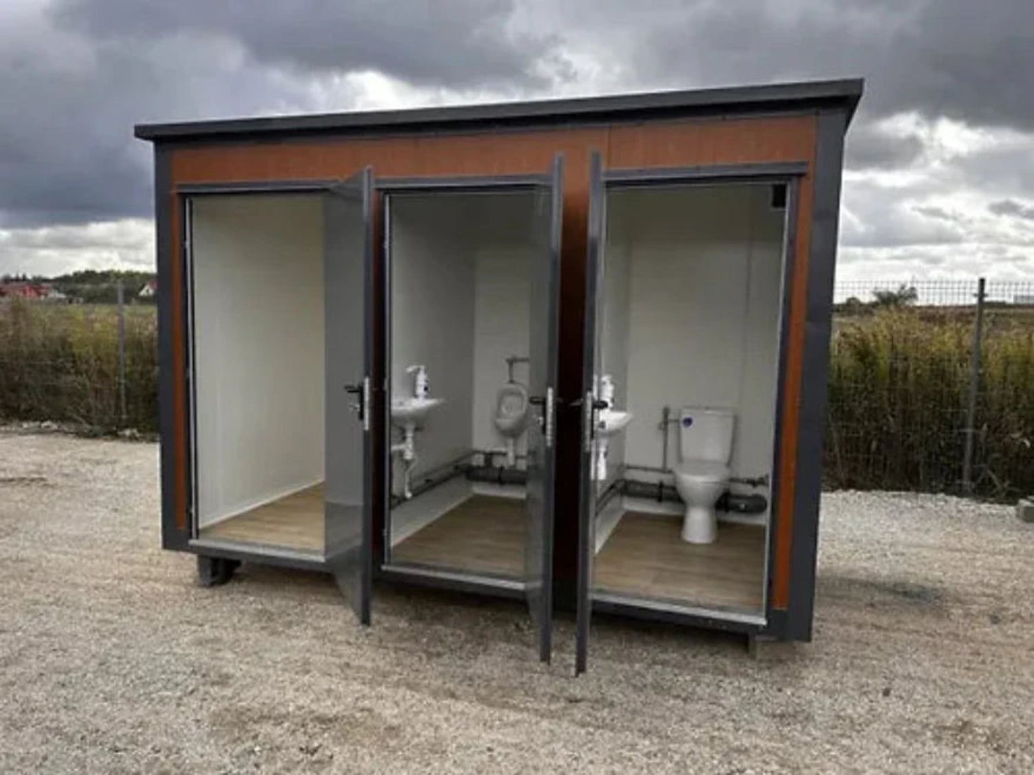 Sanitaire container van het Pabellón-type met drie cabines – geprefabriceerde module met 3 toiletten voor bouwplaatsen en intensief gebruik.