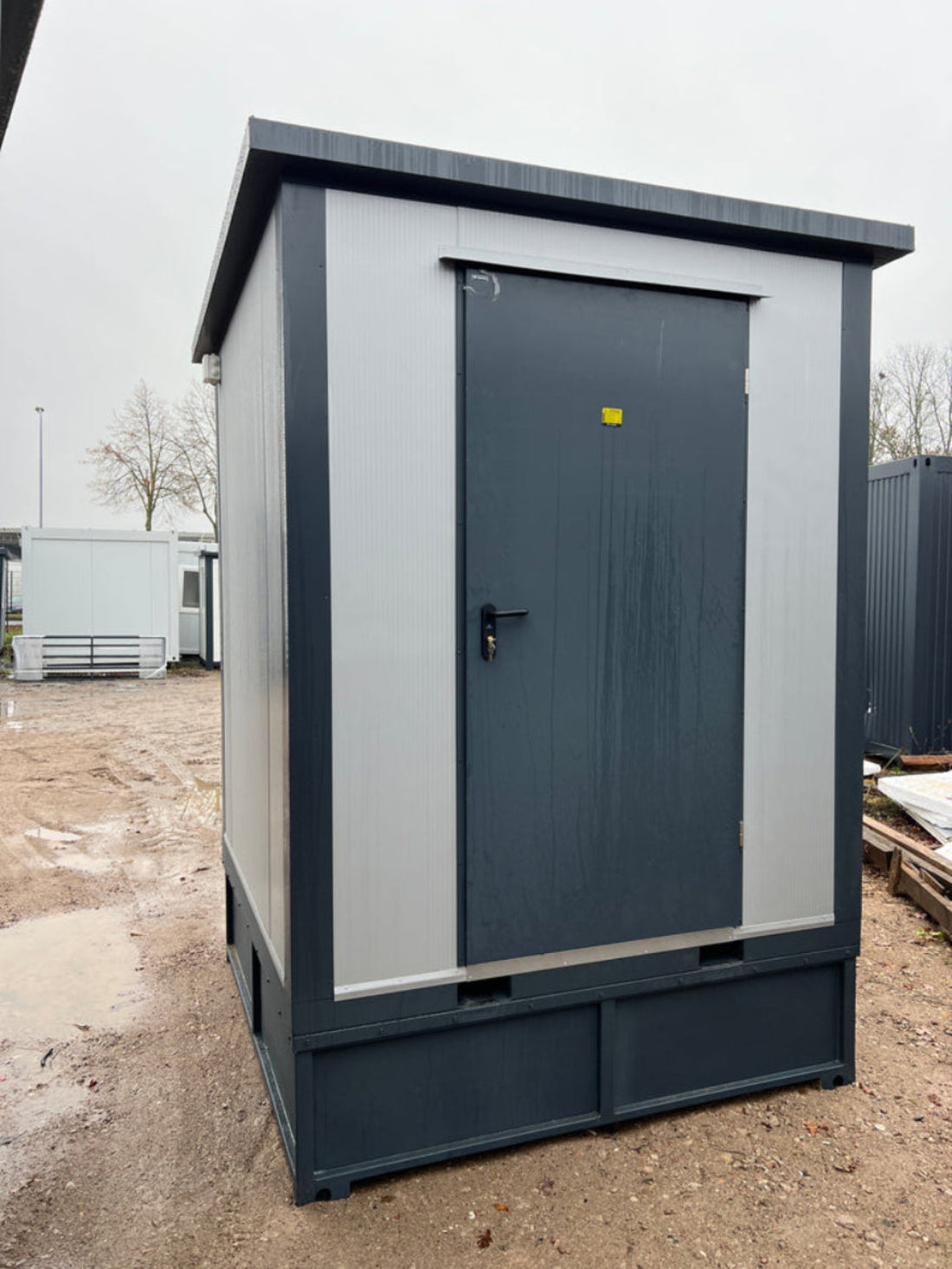 Sanitaire container van 2,00 x 2,00 m met douche en tank