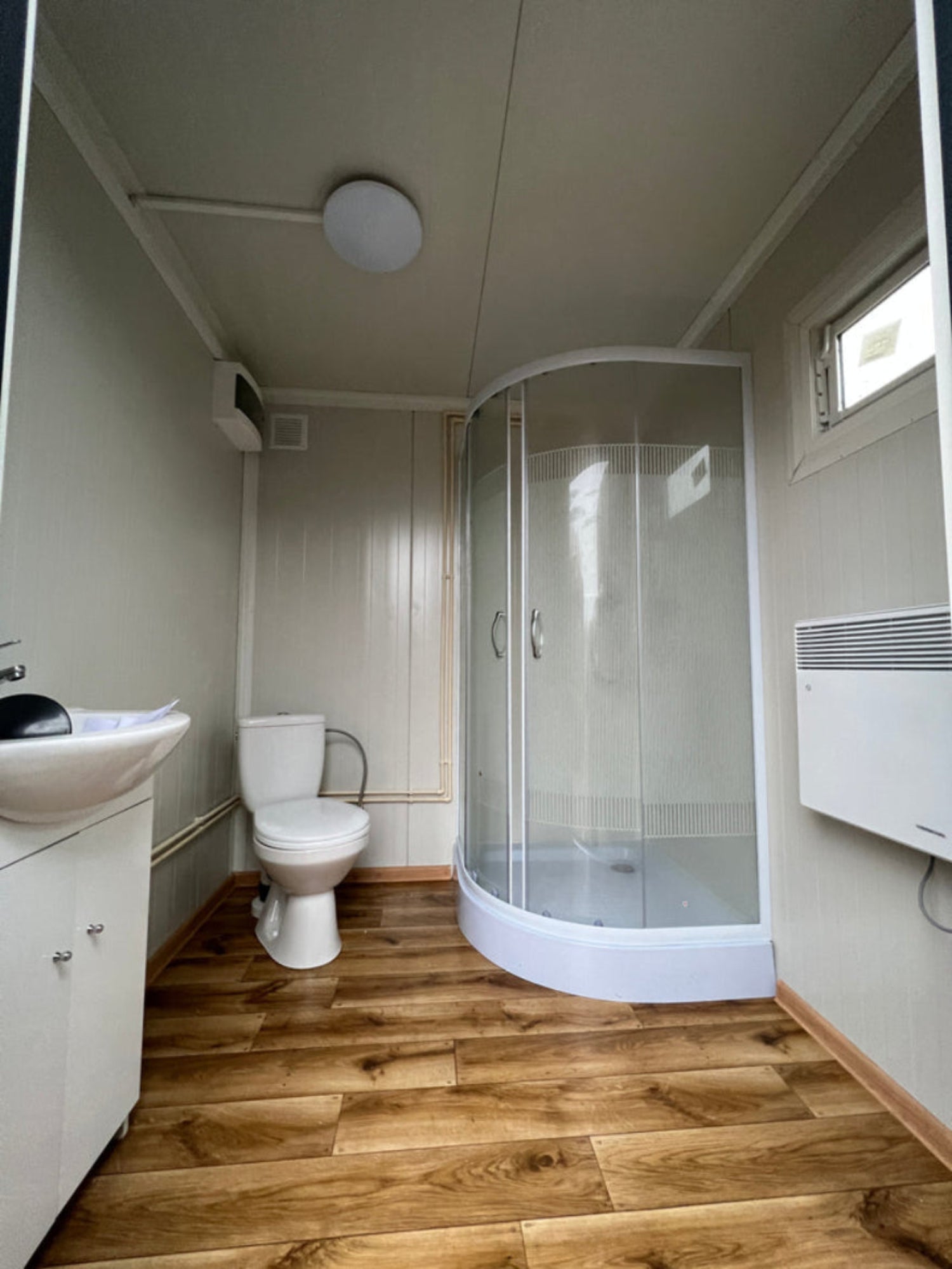 Sanitaire container van 2,00 x 2,00 m met douche en tank