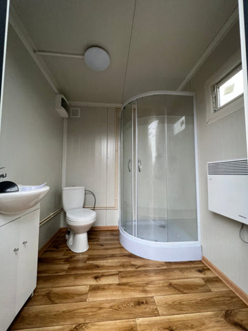 Sanitaire container van 2,00 x 2,00 m met douche en tank