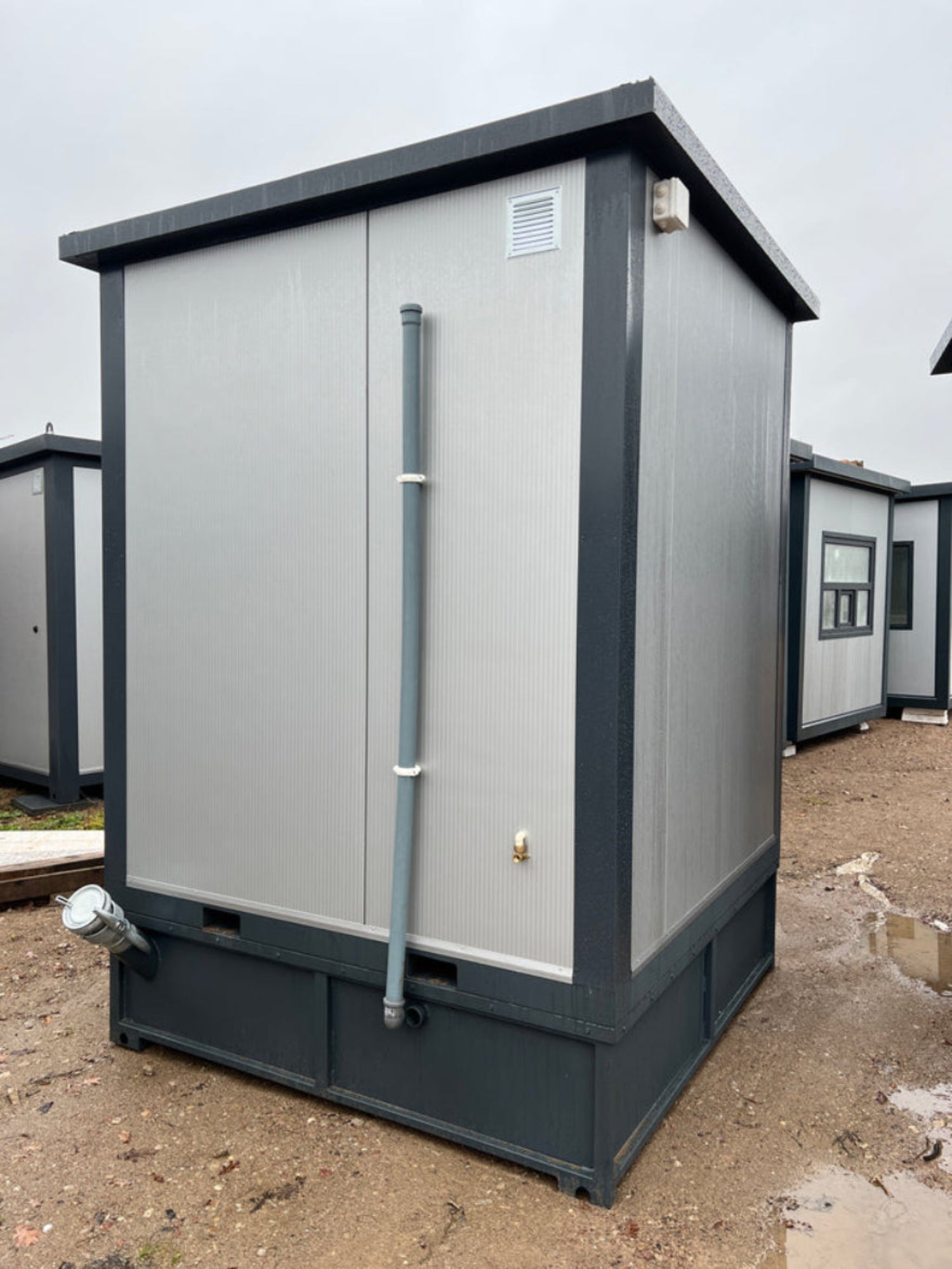 Sanitaire container van 2,00 x 2,00 m met douche en tank