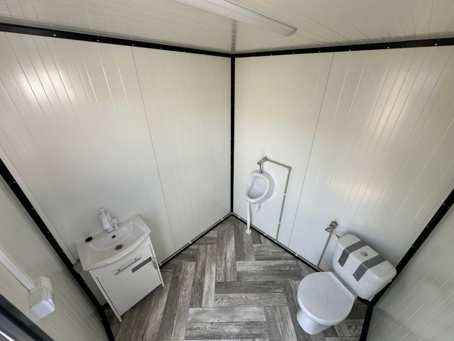 Sanitaire container van 2,00 x 2,00 m met toilet en urinoir
