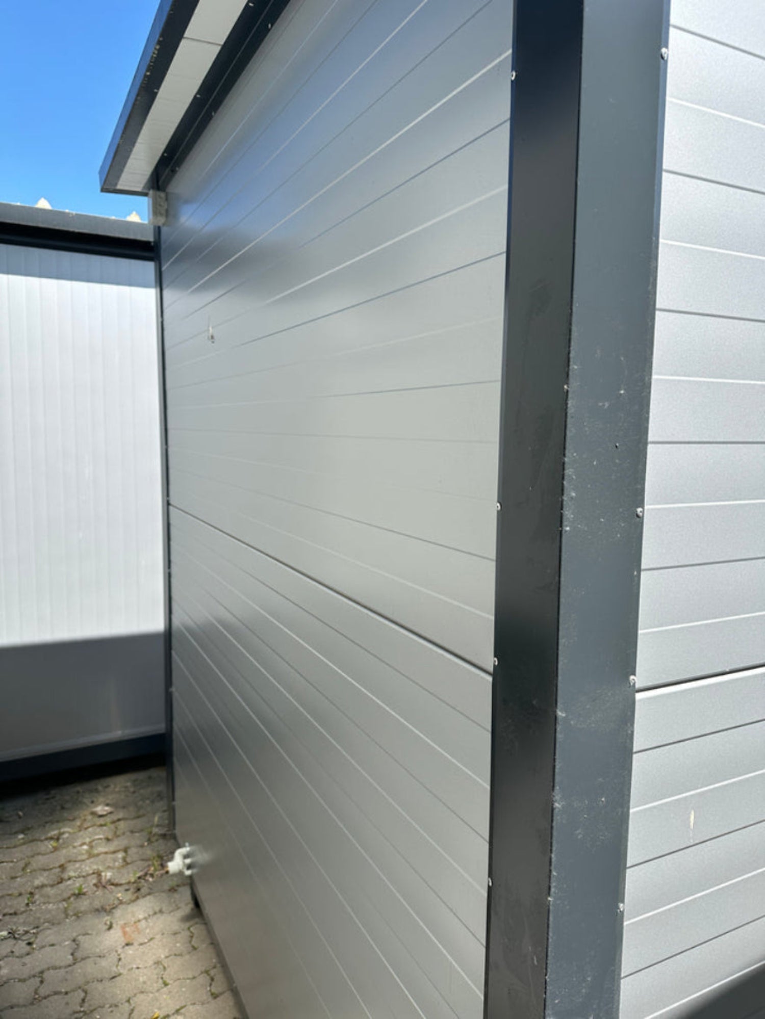 Sanitaire container van 2,00 x 2,00 m met toilet en urinoir
