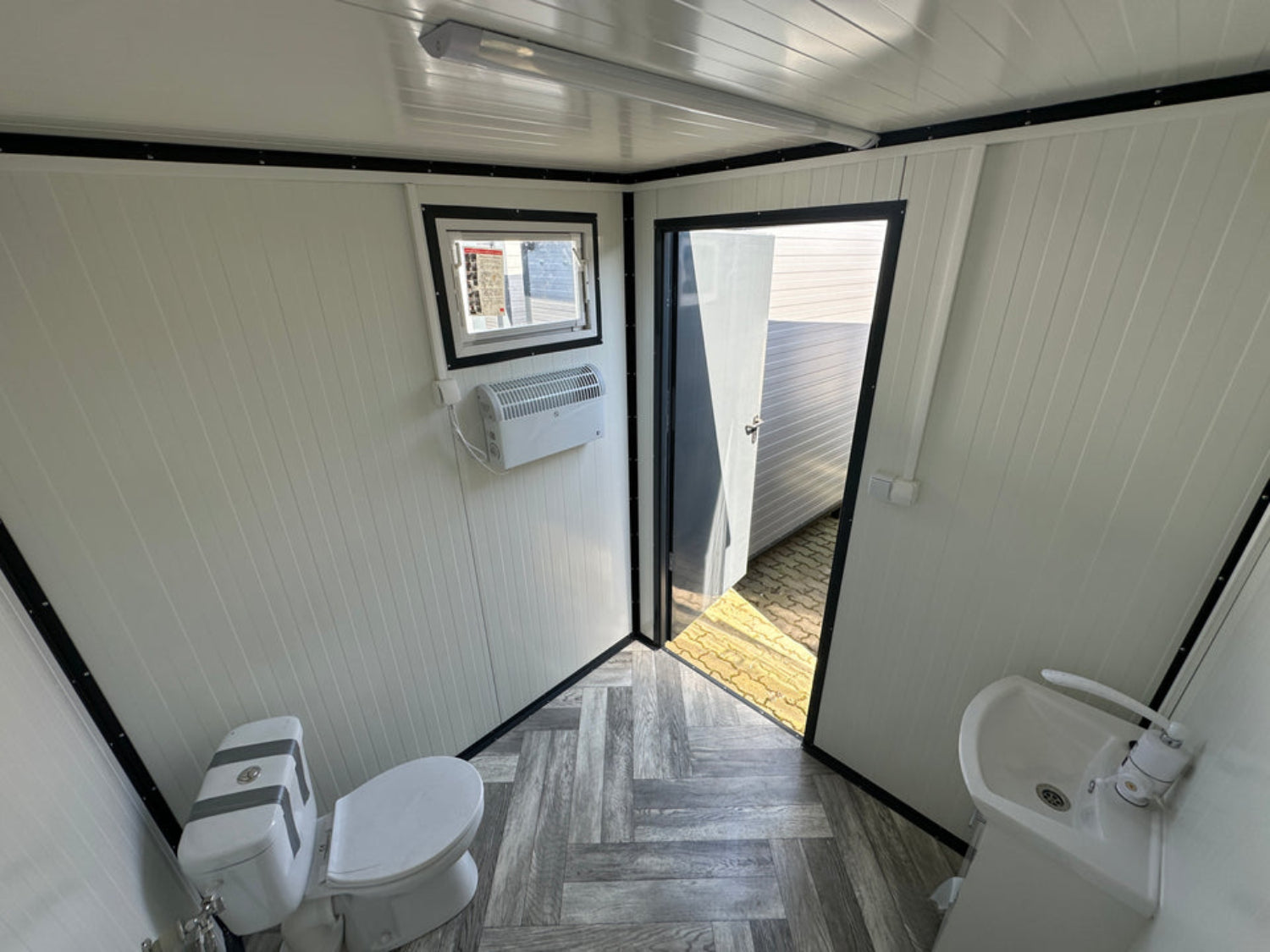 Sanitaire container van 2,00 x 2,00 m met toilet en urinoir