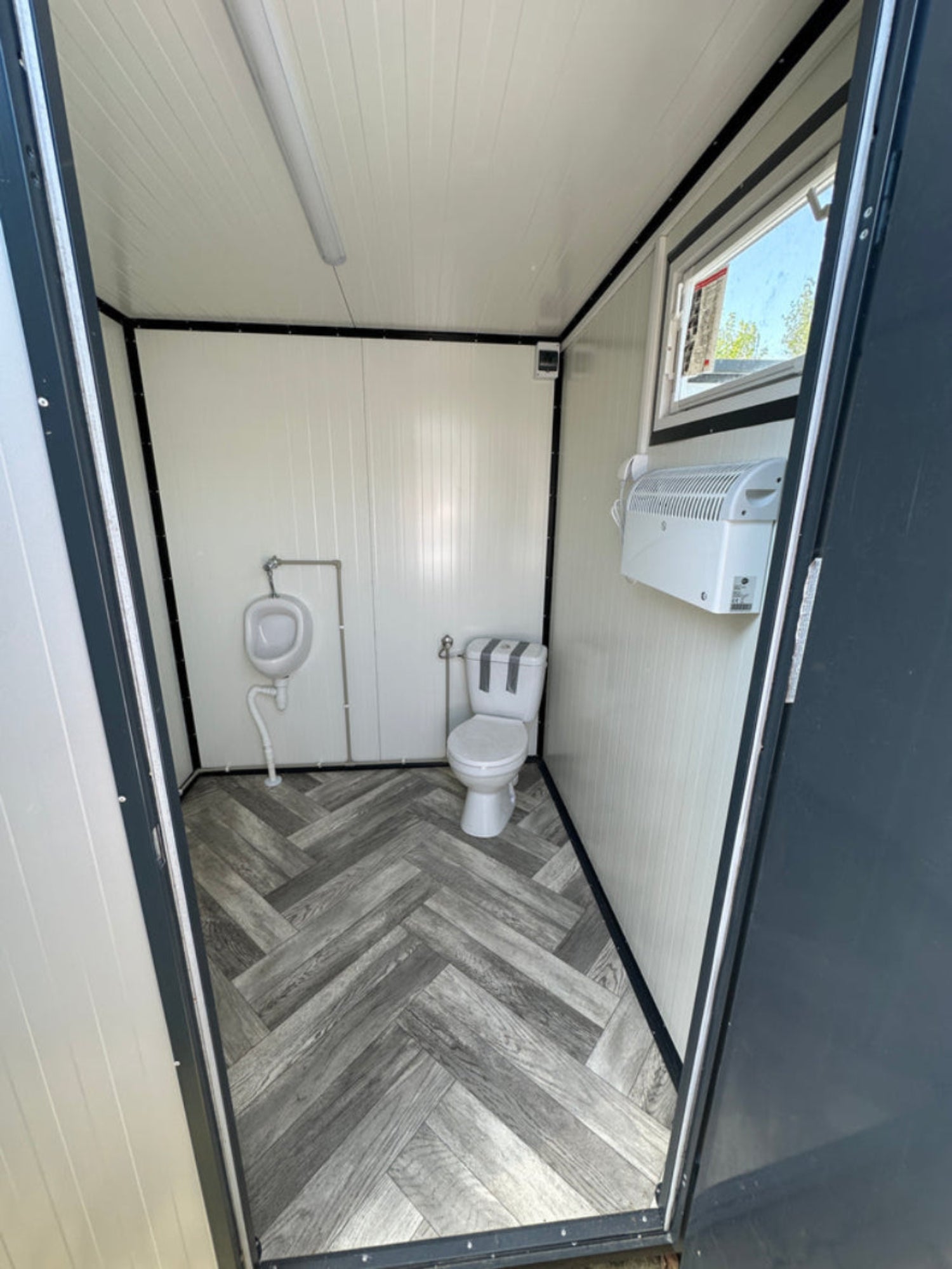 Sanitaire container van 2,00 x 2,00 m met toilet en urinoir