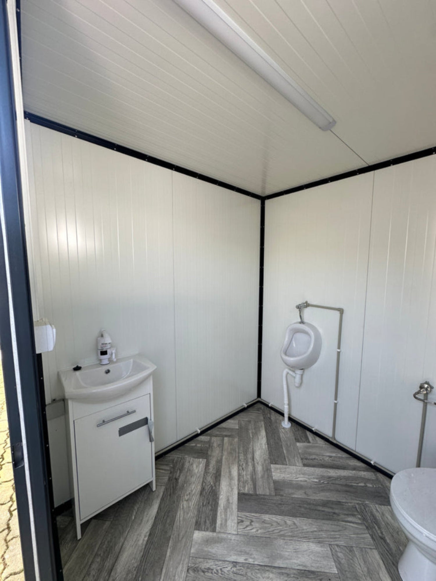Sanitaire container van 2,00 x 2,00 m met toilet en urinoir