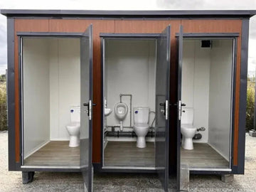 Sanitaire containerunit van het paviljoentype met drie cabines – geprefabriceerde module met 3 toiletten voor de bouw en intensief gebruik.