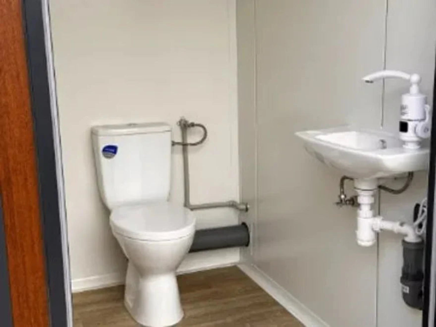 Sanitaire containerunit van het paviljoentype met drie cabines – geprefabriceerde module met 3 toiletten voor de bouw en intensief gebruik.