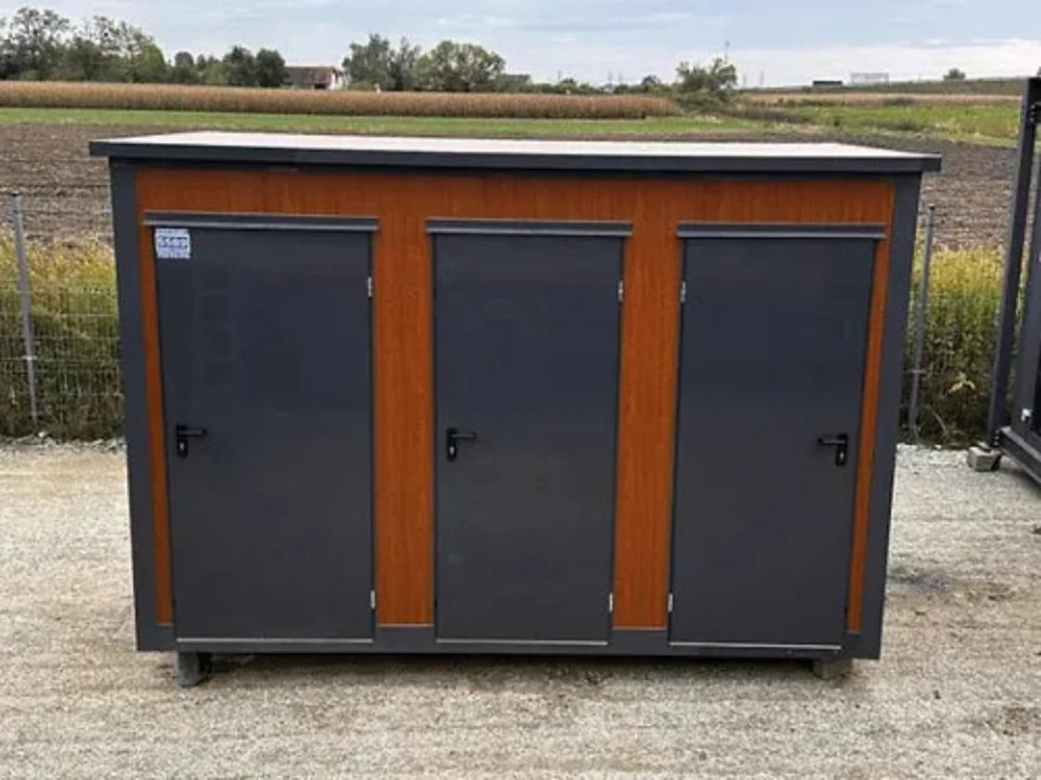 Sanitaire containerunit van het paviljoentype met drie cabines – geprefabriceerde module met 3 toiletten voor de bouw en intensief gebruik.
