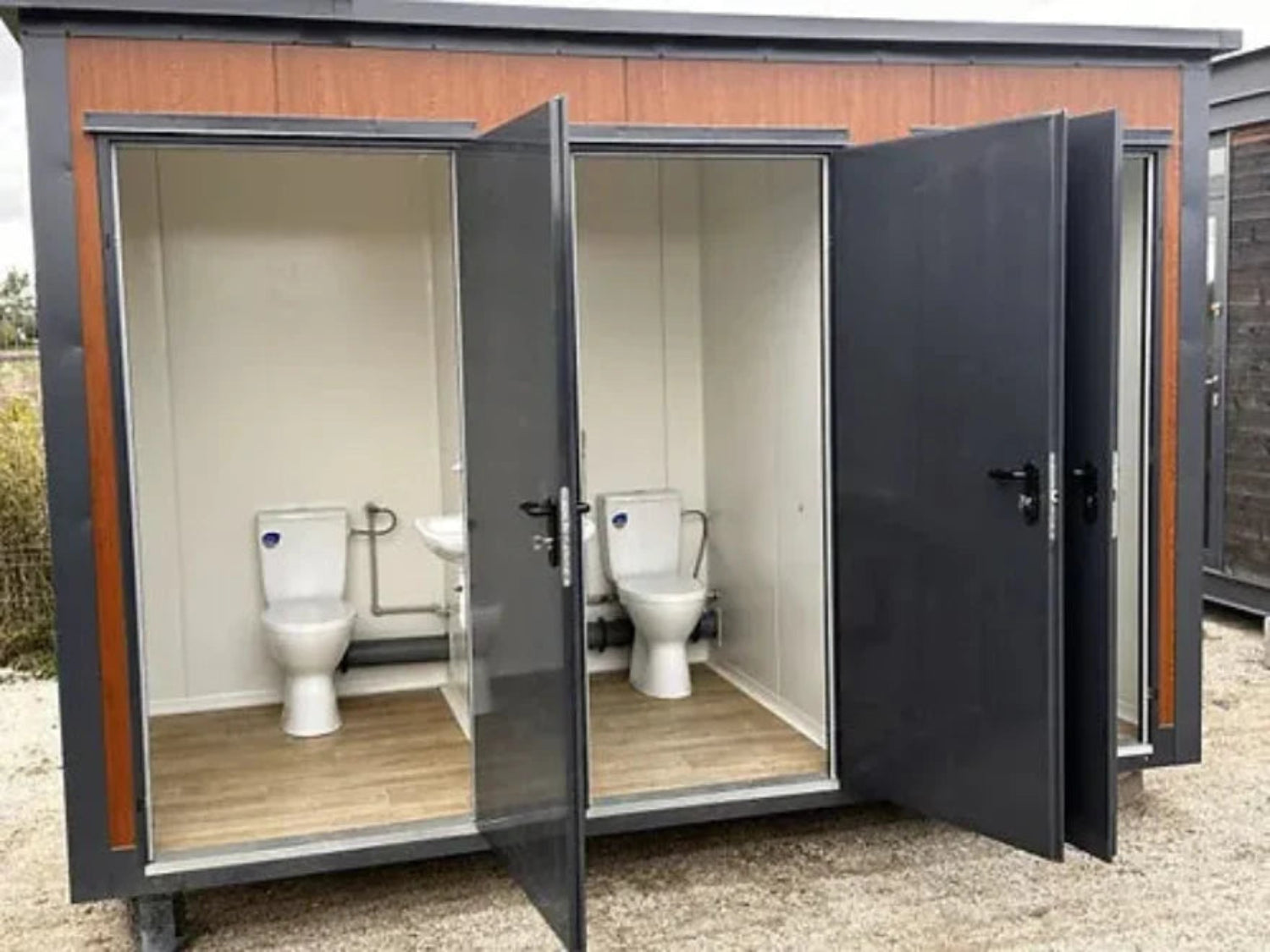 Sanitaire containerunit van het paviljoentype met drie cabines – geprefabriceerde module met 3 toiletten voor de bouw en intensief gebruik.