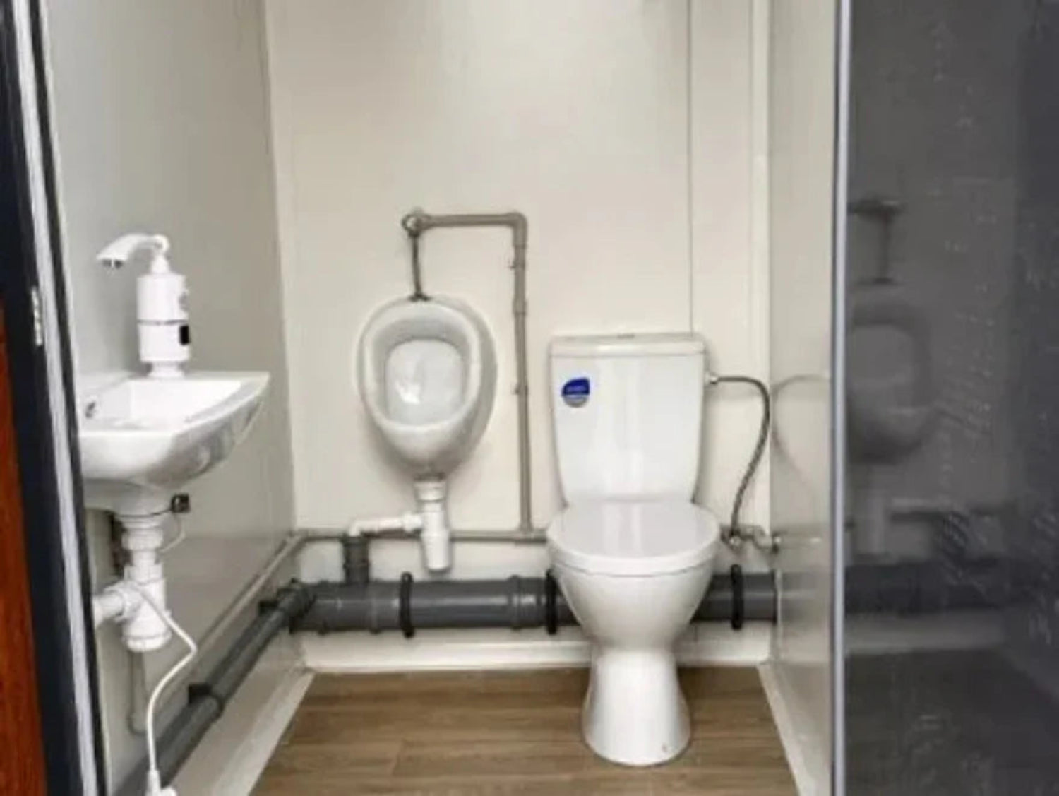 Sanitaire containerunit van het paviljoentype met drie cabines – geprefabriceerde module met 3 toiletten voor de bouw en intensief gebruik.