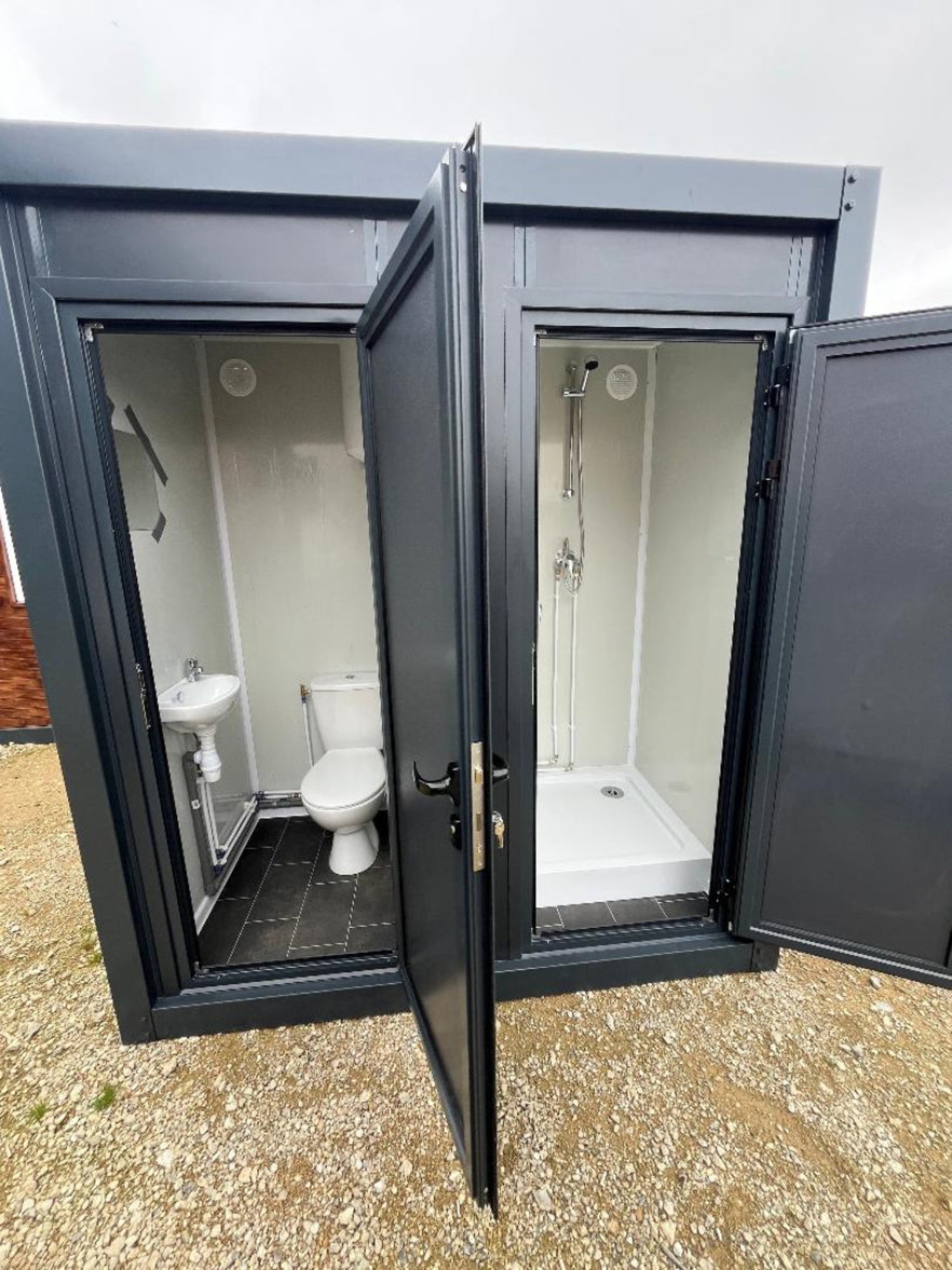 Sanitaire ruimte met toilet, wastafel en douche
