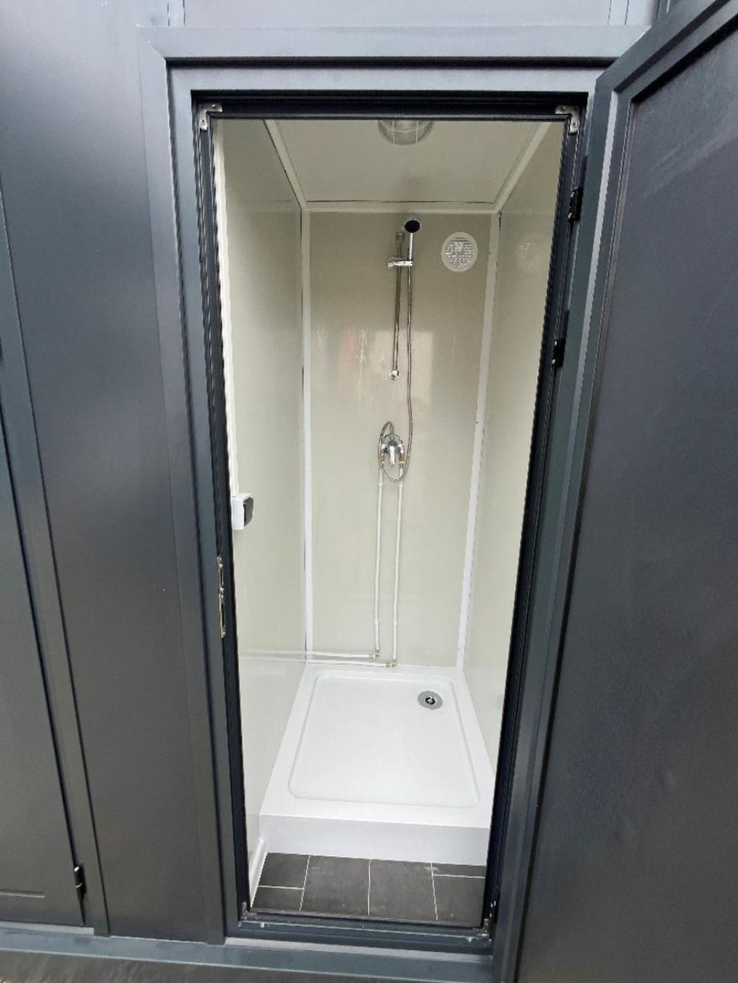 Sanitaire ruimte met toilet, wastafel en douche