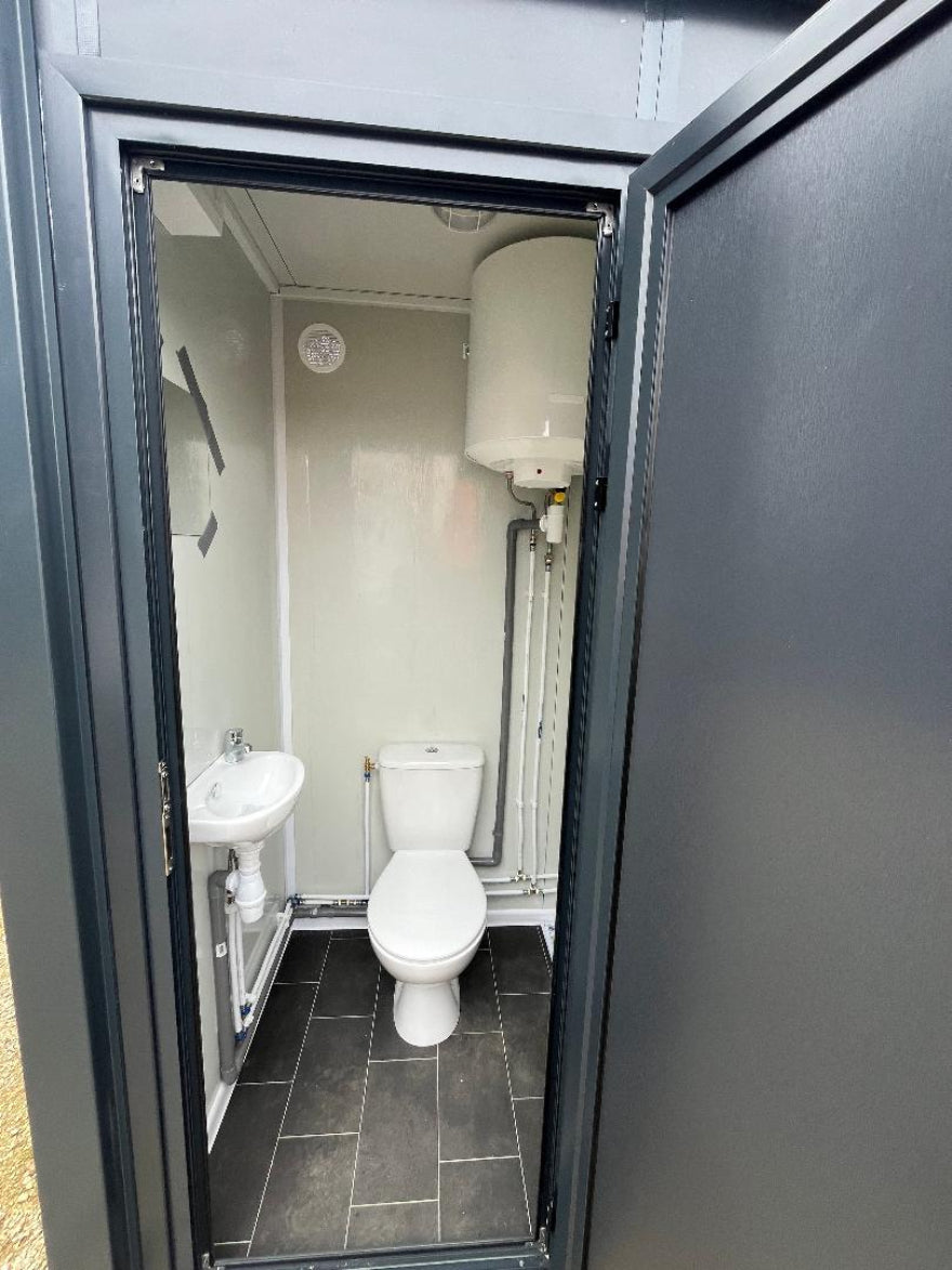 Sanitaire ruimte met toilet, wastafel en douche