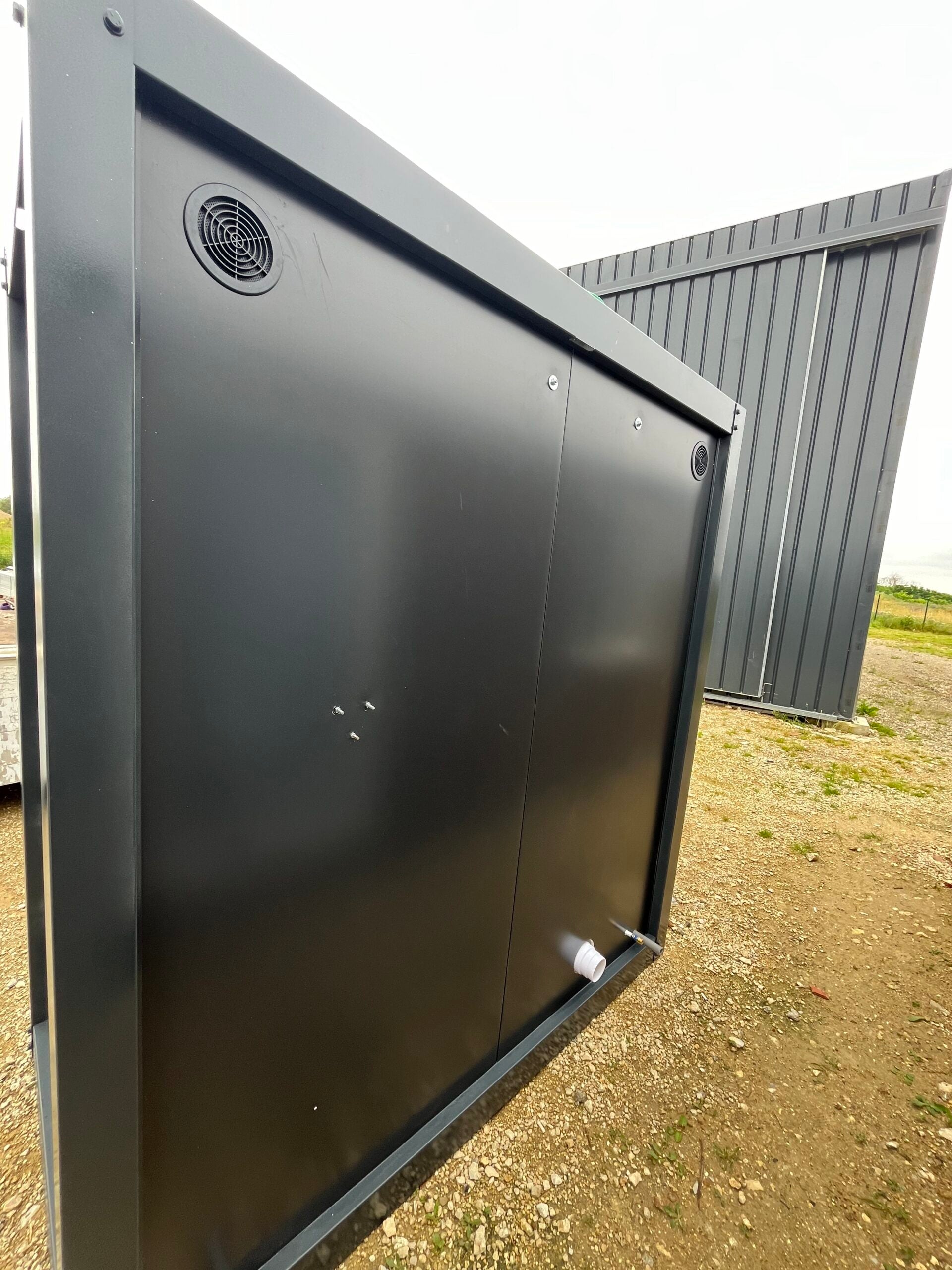 Sanitaire ruimte met toilet, wastafel en douche
