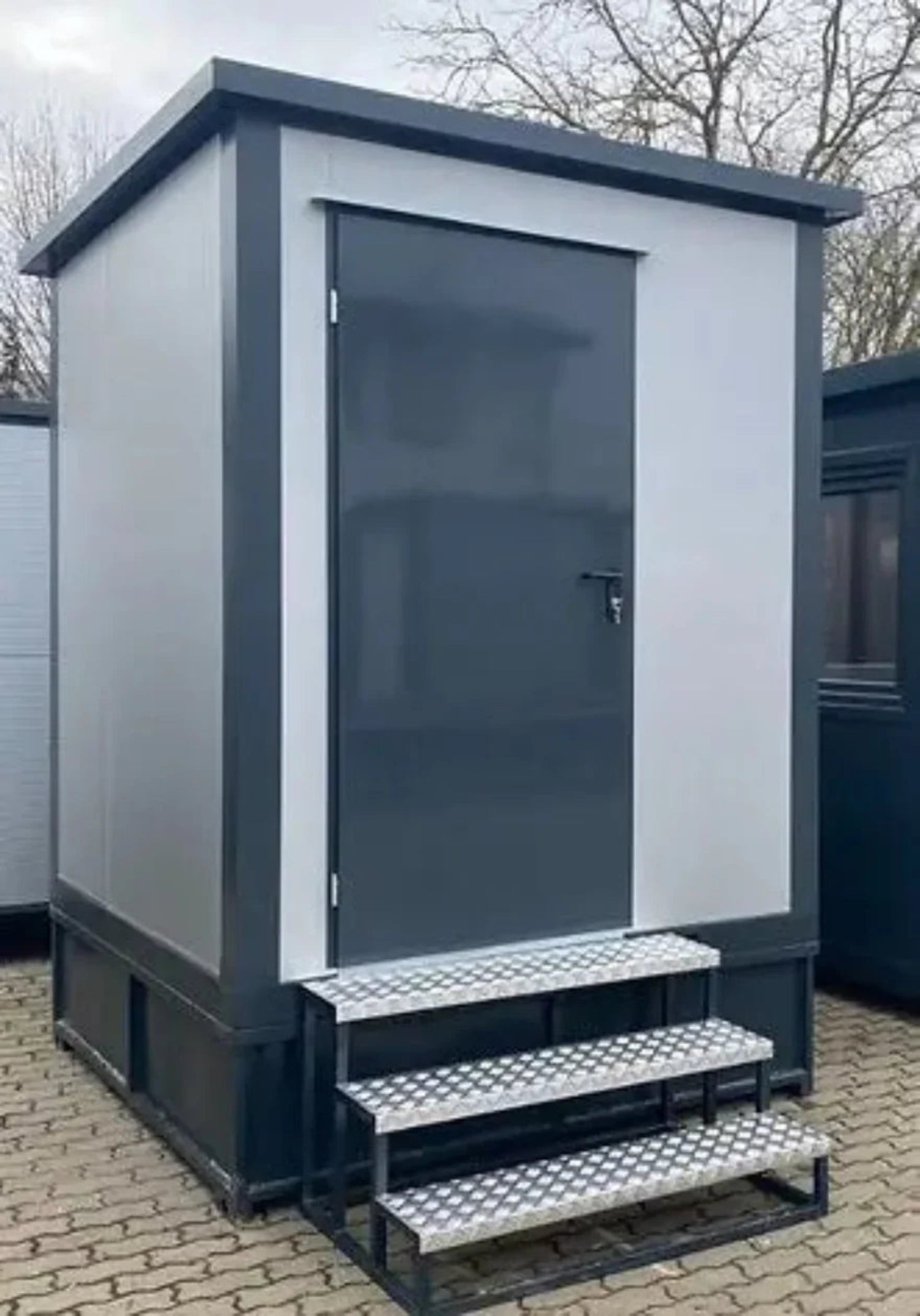 Toilet-/sanitaire cabine van 2x2 meter met dubbele cabine – compacte geprefabriceerde module met dubbele toegang voor gebruiksgemak.