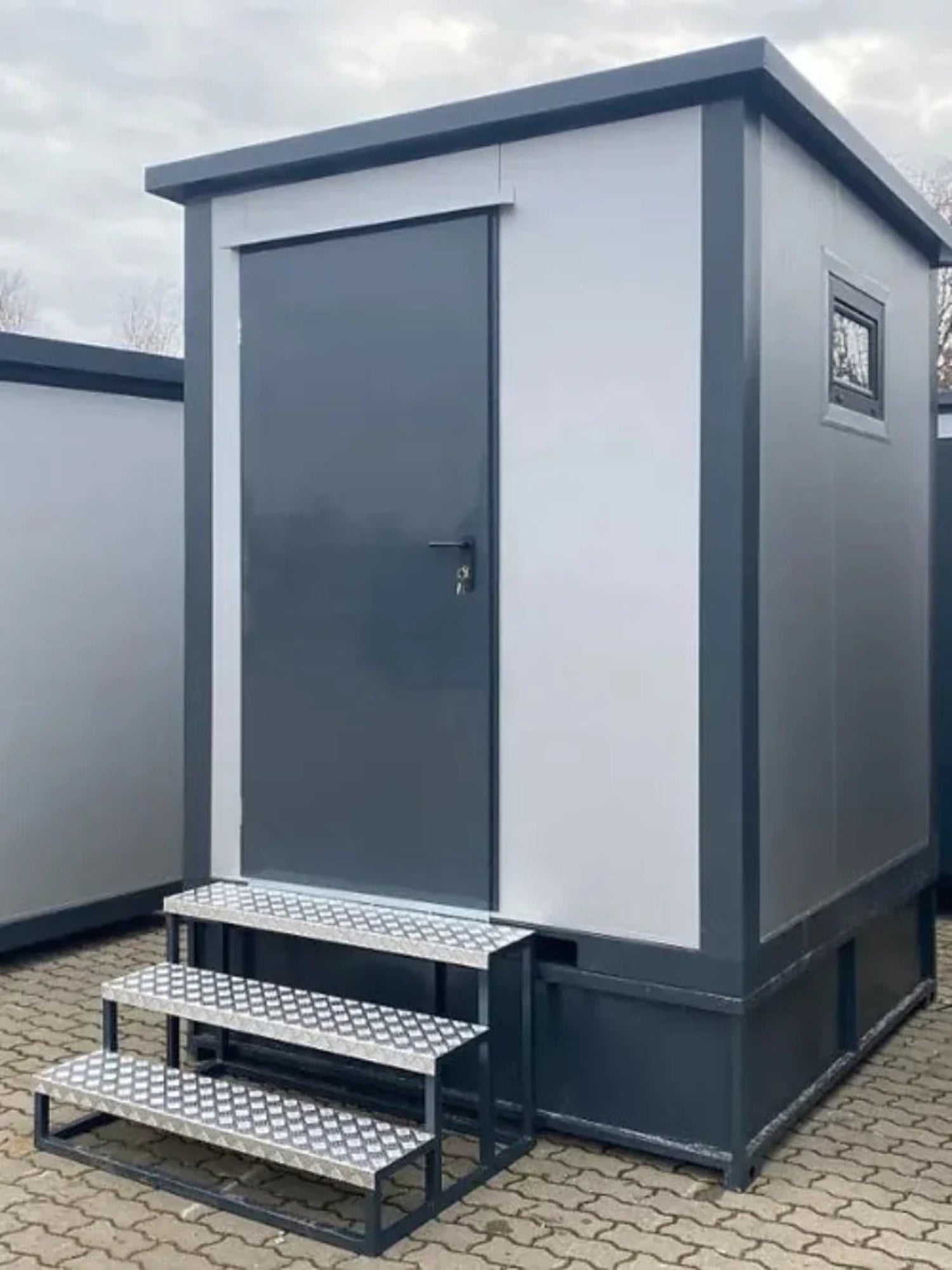 Toilet-/sanitaire cabine van 2x2 meter met dubbele cabine – compacte geprefabriceerde module met dubbele toegang voor gebruiksgemak.