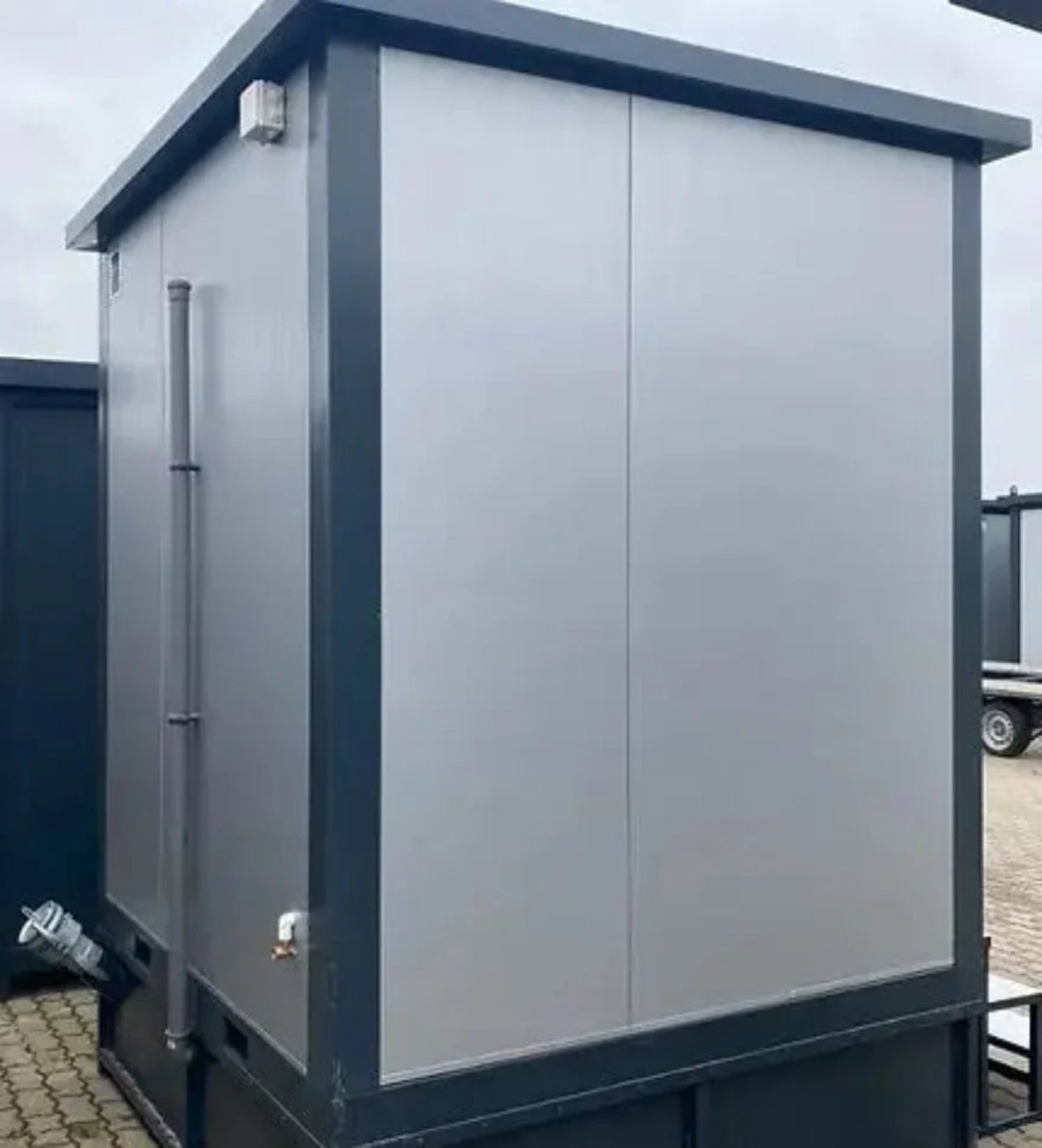 Toilet-/sanitaire cabine van 2x2 meter met dubbele cabine – compacte geprefabriceerde module met dubbele toegang voor gebruiksgemak.