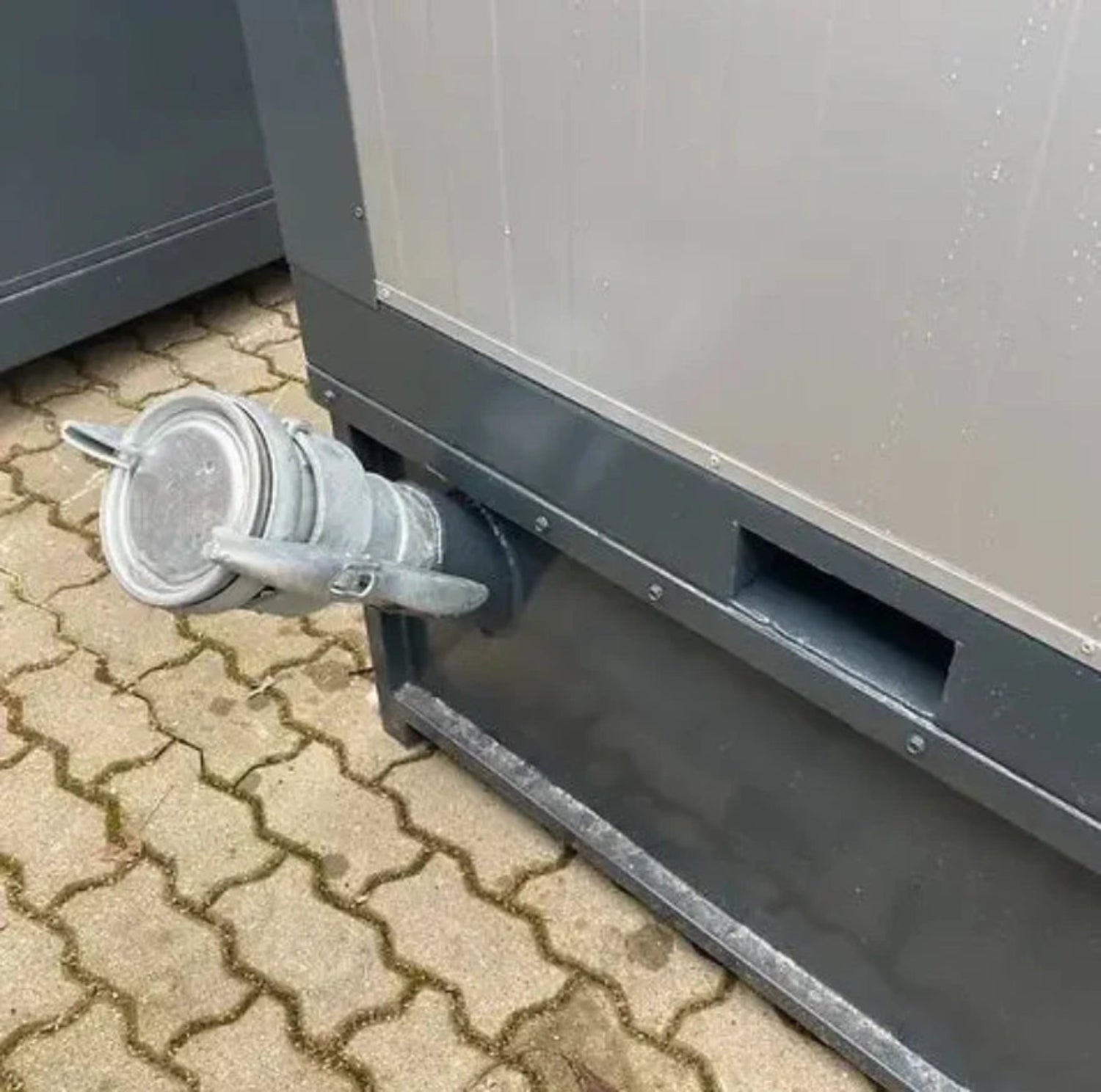 Toilet-/sanitaire cabine van 2x2 meter met dubbele cabine – compacte geprefabriceerde module met dubbele toegang voor gebruiksgemak.