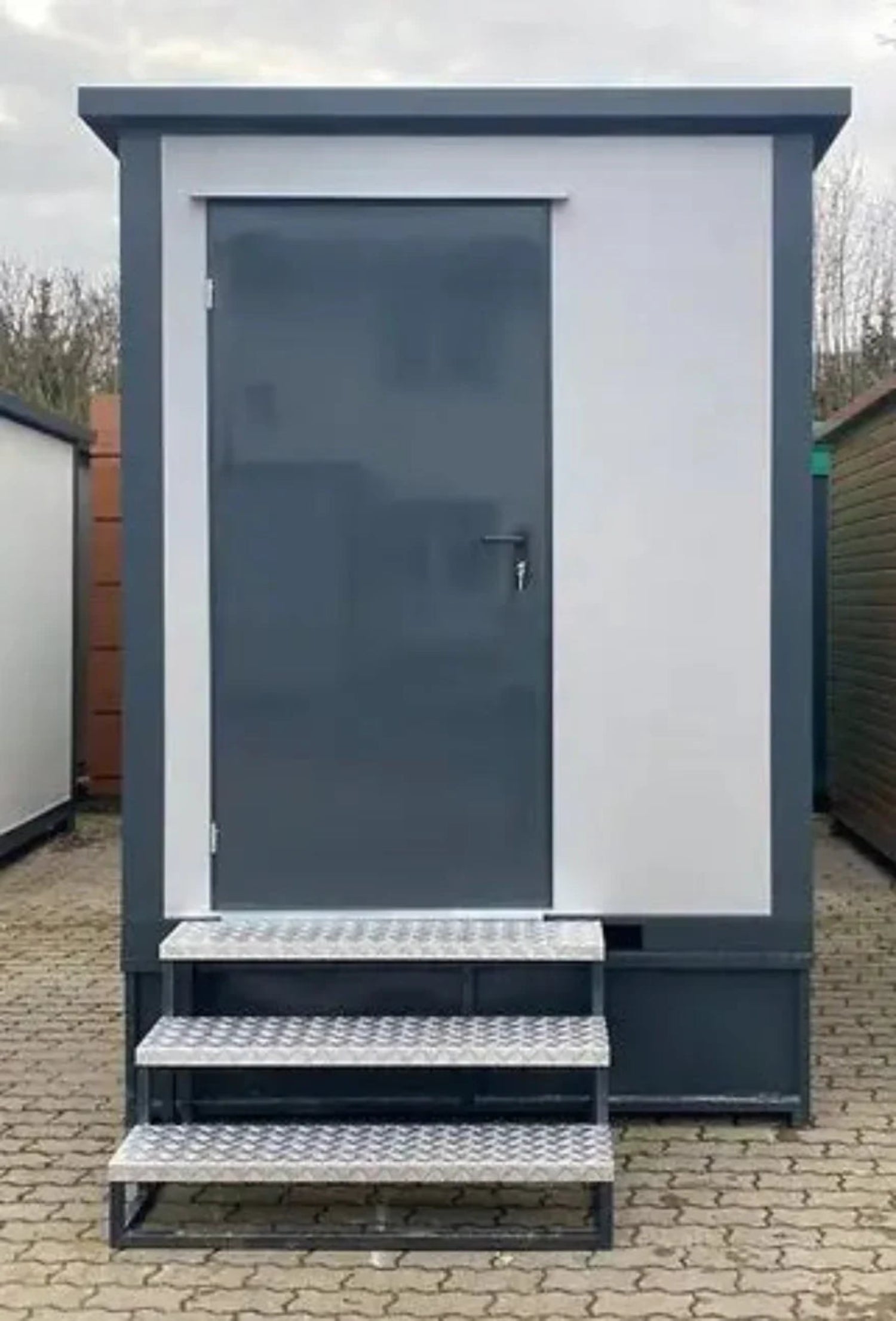Toilet-/sanitaire cabine van 2x2 meter met dubbele cabine – compacte geprefabriceerde module met dubbele toegang voor gebruiksgemak.