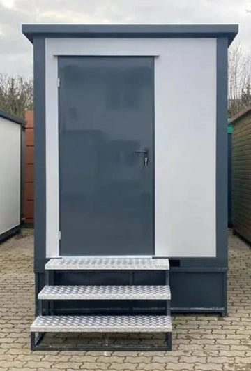 Toilet-/sanitaire cabine van 2x2 meter met dubbele cabine – compacte geprefabriceerde module met dubbele toegang voor gebruiksgemak.
