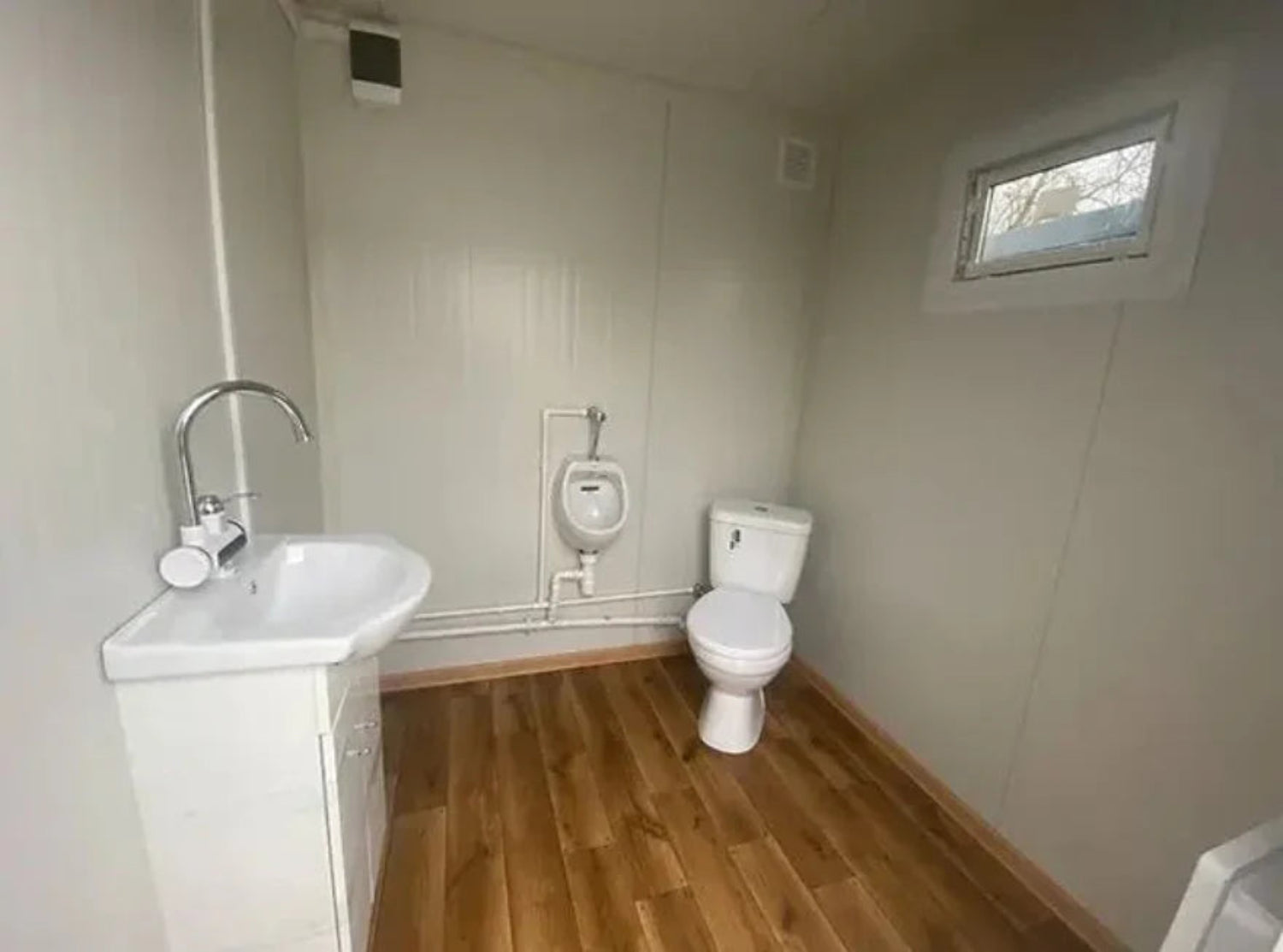 Toilet-/sanitaire cabine van 2x2 meter met dubbele cabine – compacte geprefabriceerde module met dubbele toegang voor gebruiksgemak.