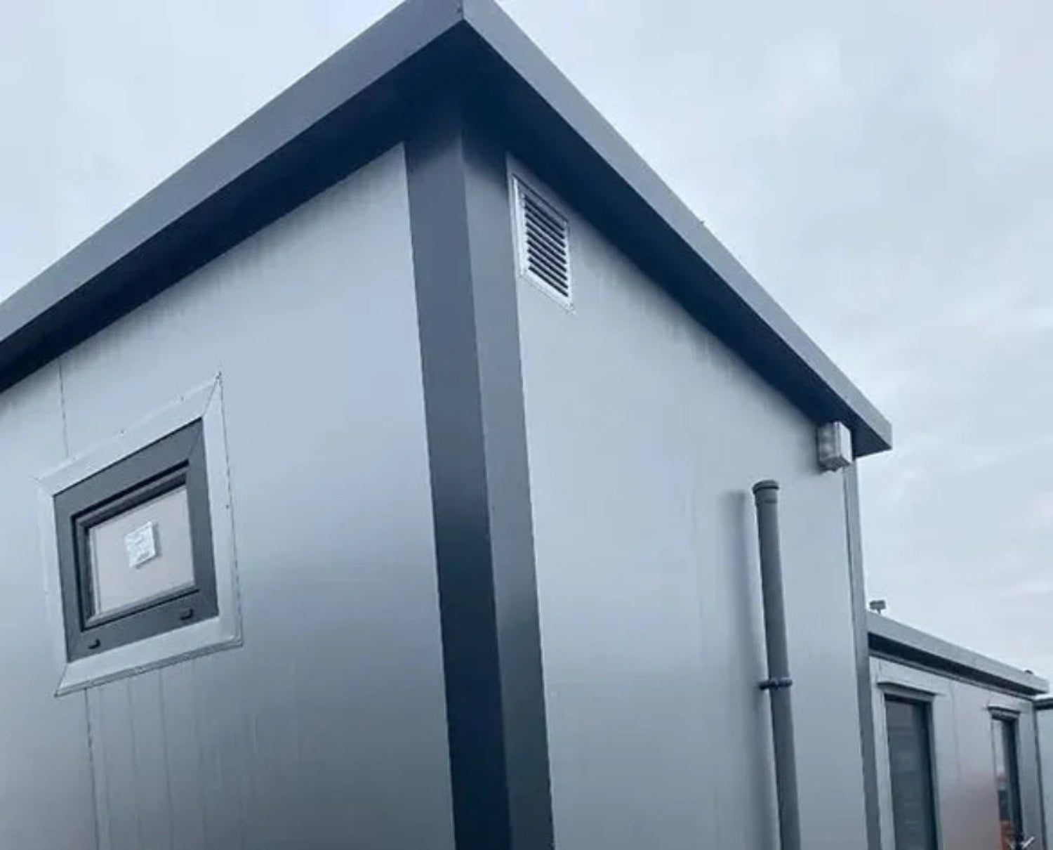Toilet-/sanitaire cabine van 2x2 meter met dubbele cabine – compacte geprefabriceerde module met dubbele toegang voor gebruiksgemak.