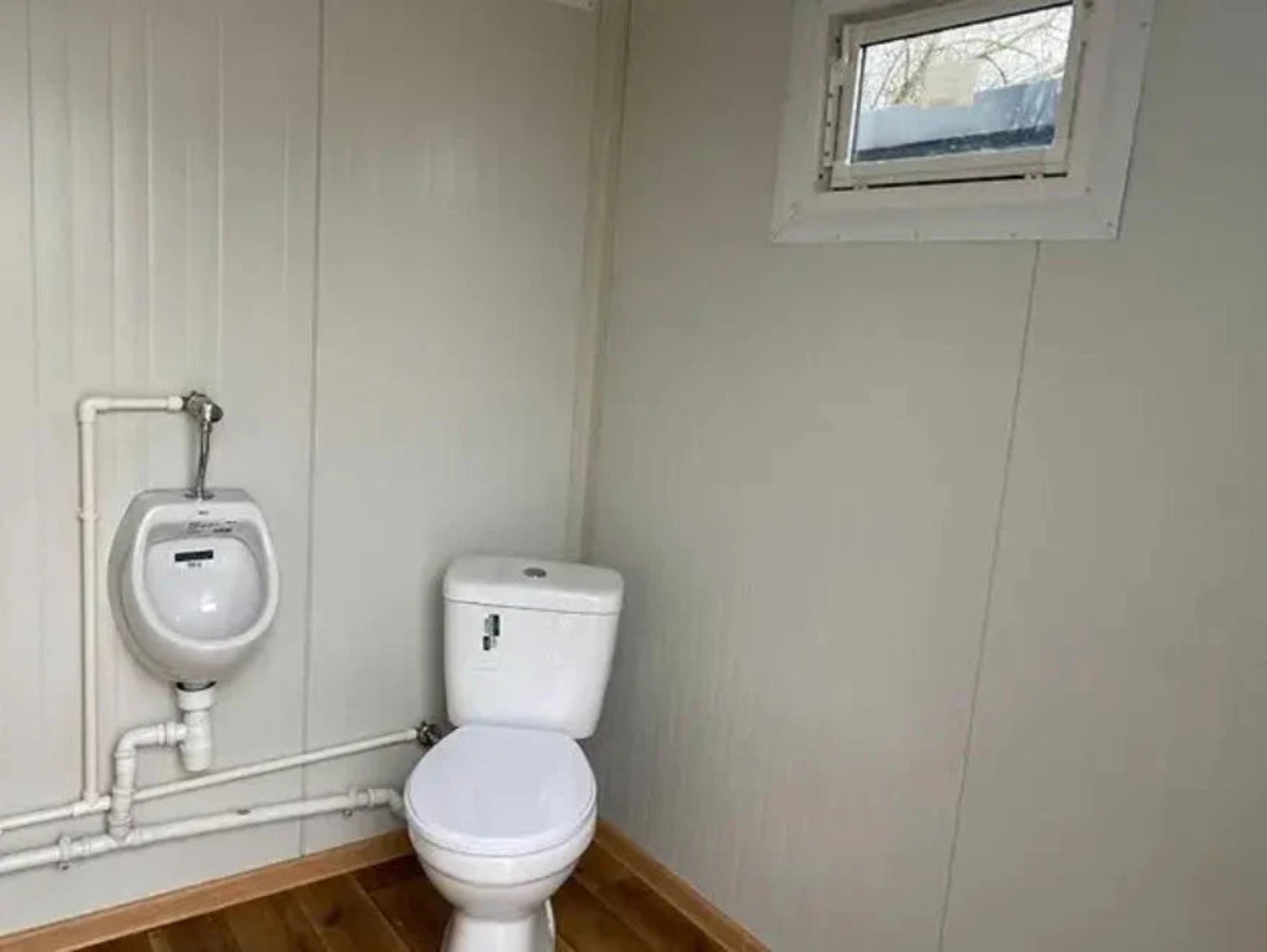 Toilet-/sanitaire cabine van 2x2 meter met dubbele cabine – compacte geprefabriceerde module met dubbele toegang voor gebruiksgemak.