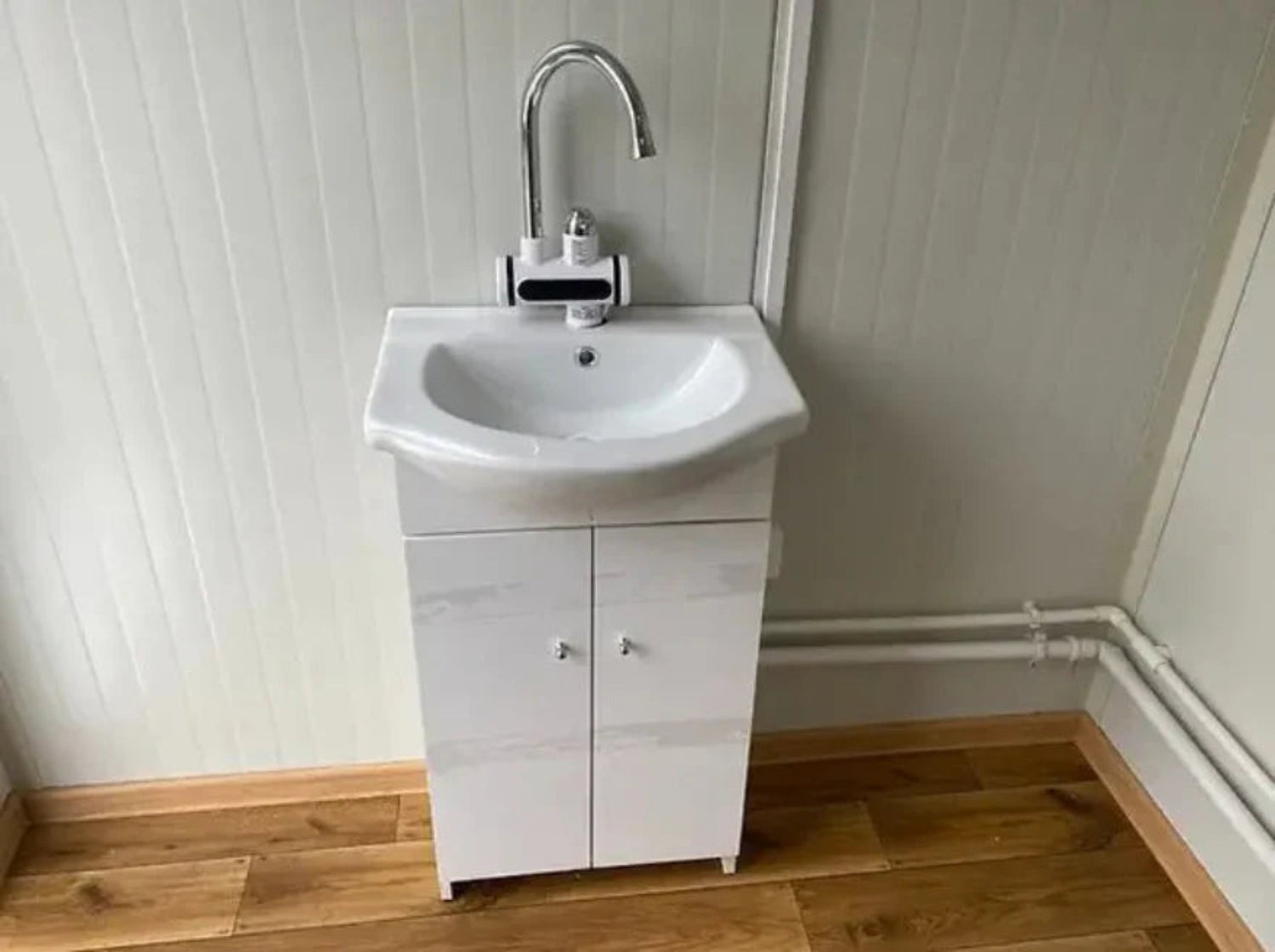 Toilet-/sanitaire cabine van 2x2 meter met dubbele cabine – compacte geprefabriceerde module met dubbele toegang voor gebruiksgemak.